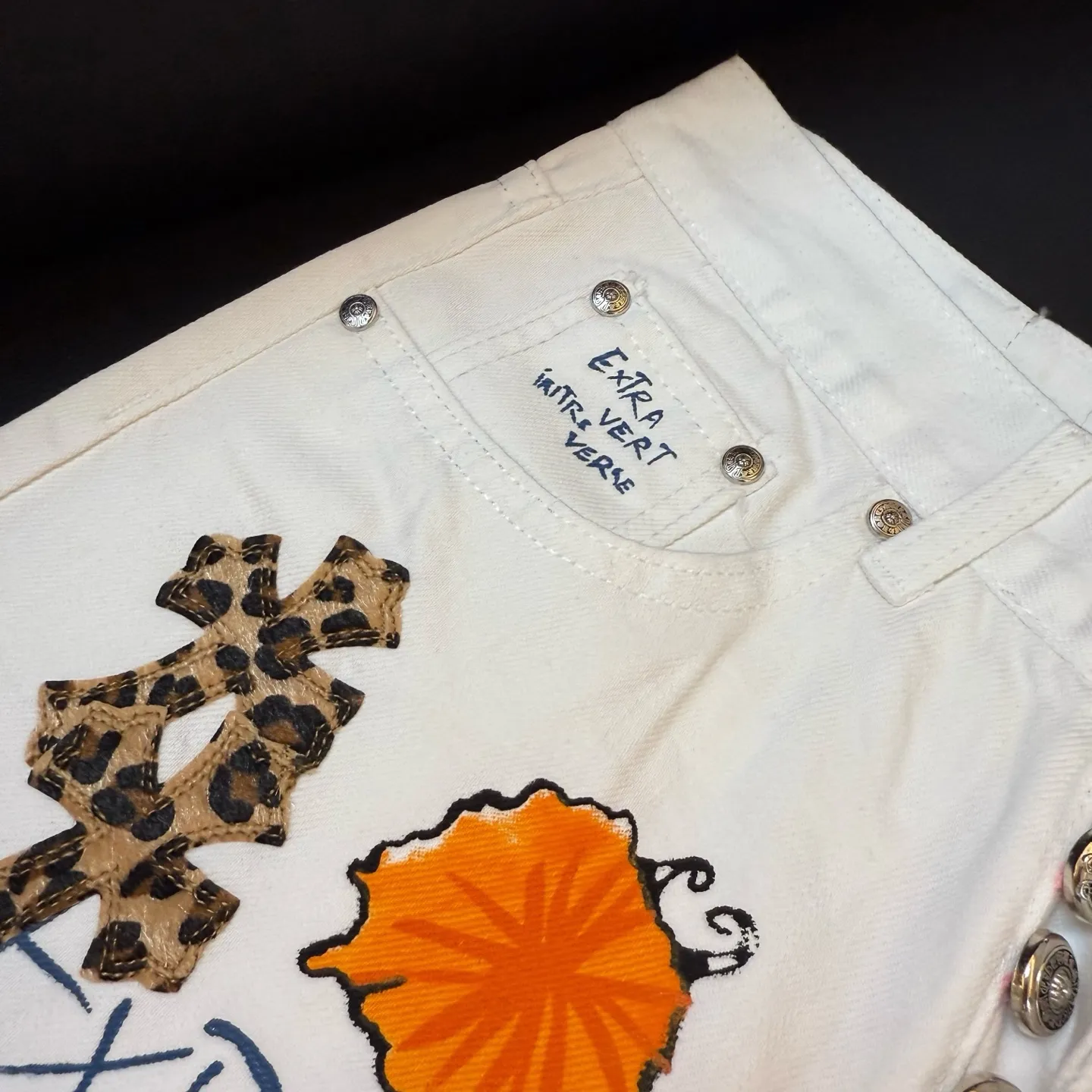 P260 model number: D336 Chrome Hearts Chrome Hearts straight casual white graffiti leopard print leather jeans SIZE #28-34 Full of graffiti breaks the monotony of white pants. It is like wearing a painting on your body.
